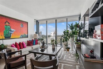 88 SW 7th St, Unit 1804 in Miami, FL - Foto de edificio - Building Photo