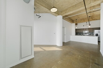 Teweles Seed Tower Apartments in Milwaukee, WI - Foto de edificio - Building Photo