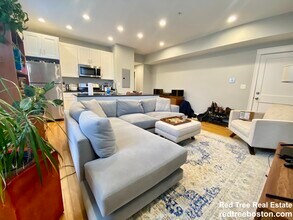 407 S Huntington Ave in Boston, MA - Building Photo - Building Photo