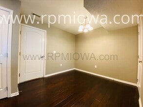 9065 Greenspire Dr in West Des Moines, IA - Building Photo - Building Photo