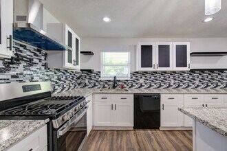 5906 Hilary St in Houston, TX - Building Photo - Building Photo