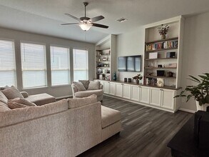 4938 Oxbow Bnd in Saint Hedwig, TX - Building Photo - Building Photo