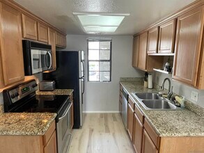 15078 Avenida Venusto in San Diego, CA - Building Photo - Building Photo