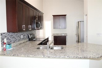 11111 Bloomington Dr in Tampa, FL - Foto de edificio - Building Photo