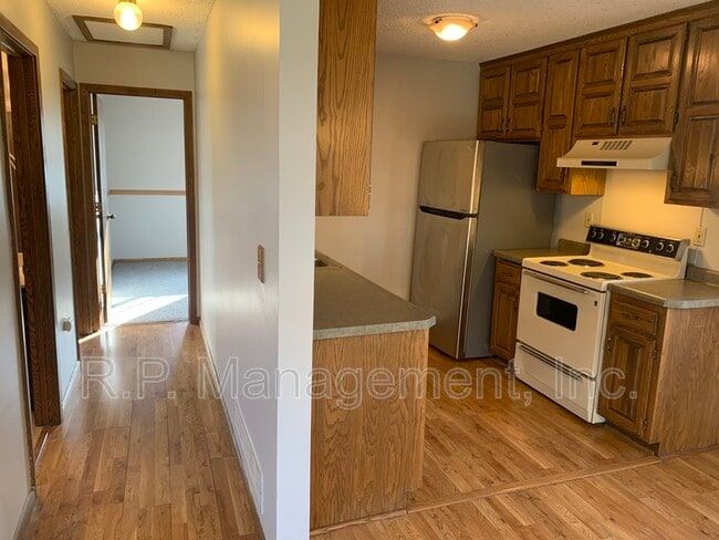8839 Maplebrook Ct in Minneapolis, MN - Building Photo - Building Photo