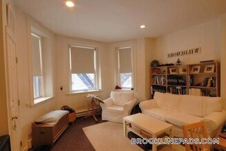 1077 Beacon St, Unit 8 in Brookline, MA - Foto de edificio - Building Photo