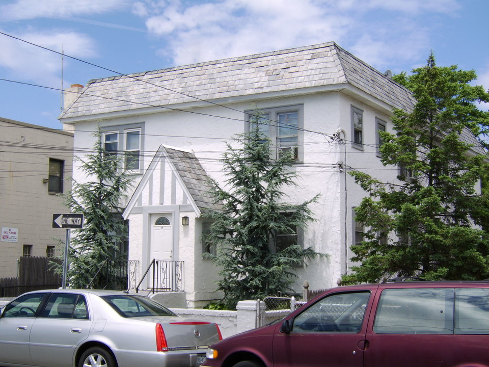 17 Atlantic Ave in Oceanside, NY - Building Photo