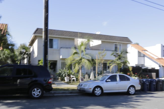 17661 Van Buren St in Huntington Beach, CA - Foto de edificio - Building Photo