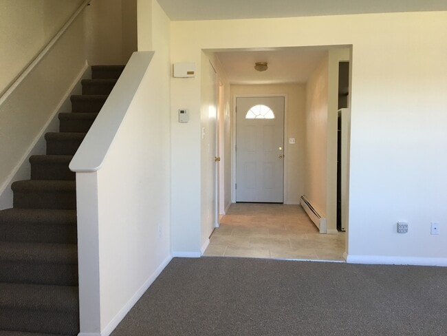 916 Squires Ave, Unit Right