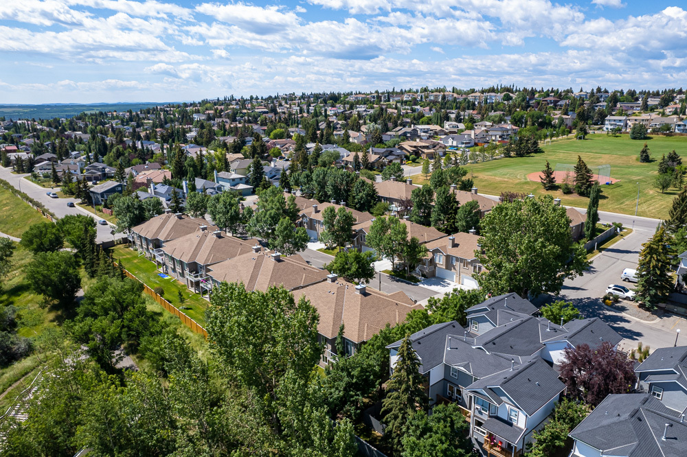 2642 Signal Hill Hts SW in Calgary, AB - Building Photo