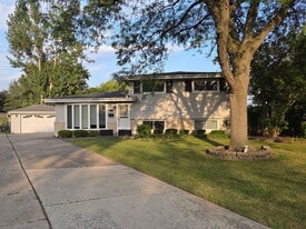 133 James Ct in Glenview, IL - Building Photo