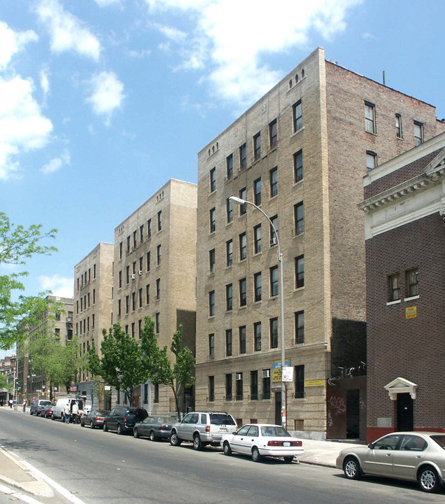 Augusta Arms in Bronx, NY - Foto de edificio