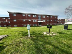 7043 E 10th St in Indianapolis, IN - Foto de edificio - Building Photo