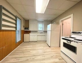 121 W 7th Ave in Hutchinson, KS - Building Photo - Building Photo