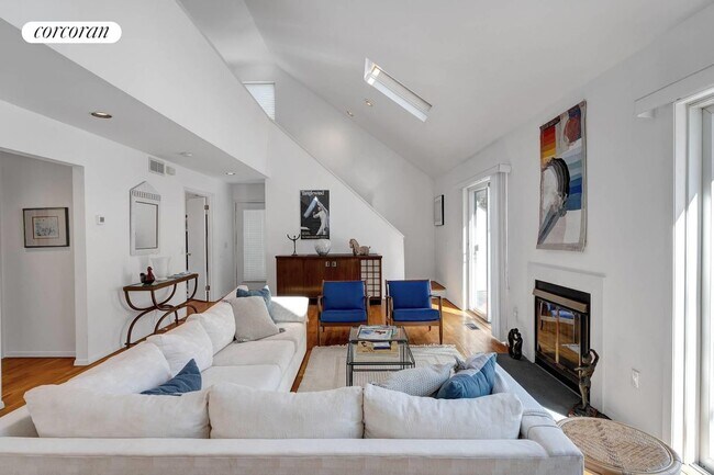4 Historical Ct in East Hampton, NY - Building Photo - Building Photo
