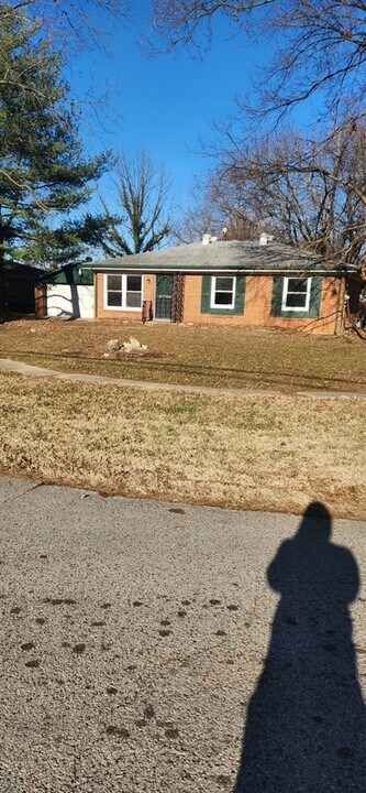 5211 General Ln in Louisville, KY - Building Photo