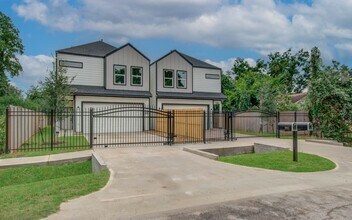 1063 South Ln in Houston, TX - Building Photo - Building Photo
