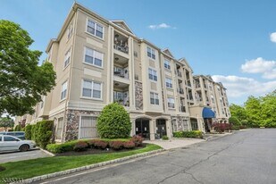 9203 Ravenscroft Rd in Clifton, NJ - Building Photo