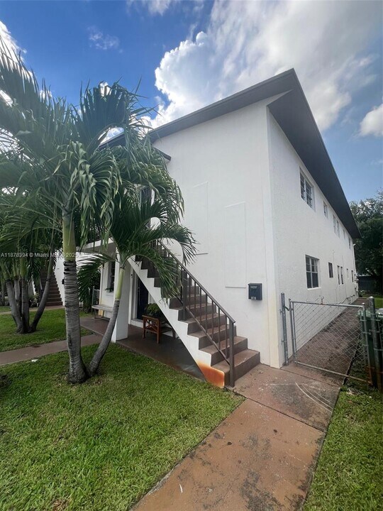471 E 13th St in Hialeah, FL - Building Photo