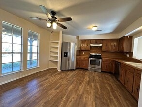 1047 Private Rd 3022 in Elgin, TX - Building Photo - Building Photo