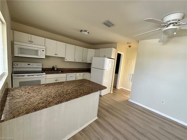 10632 Woods Cir-Unit -6 in Bonita Springs, FL - Building Photo - Building Photo