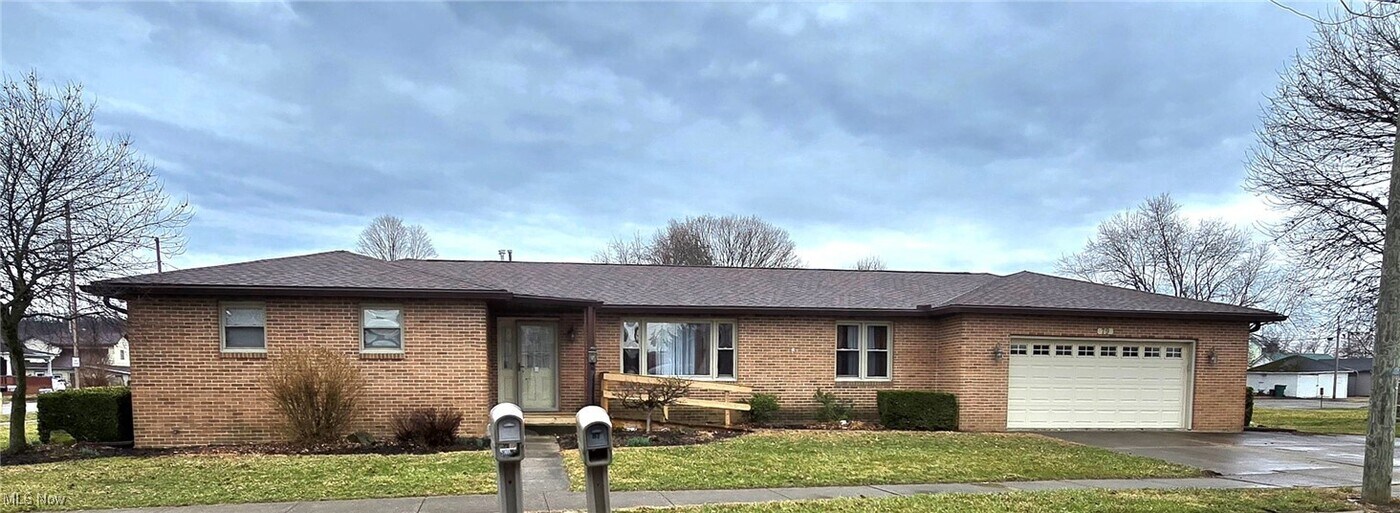 79 W 2nd St in Frazeysburg, OH - Building Photo