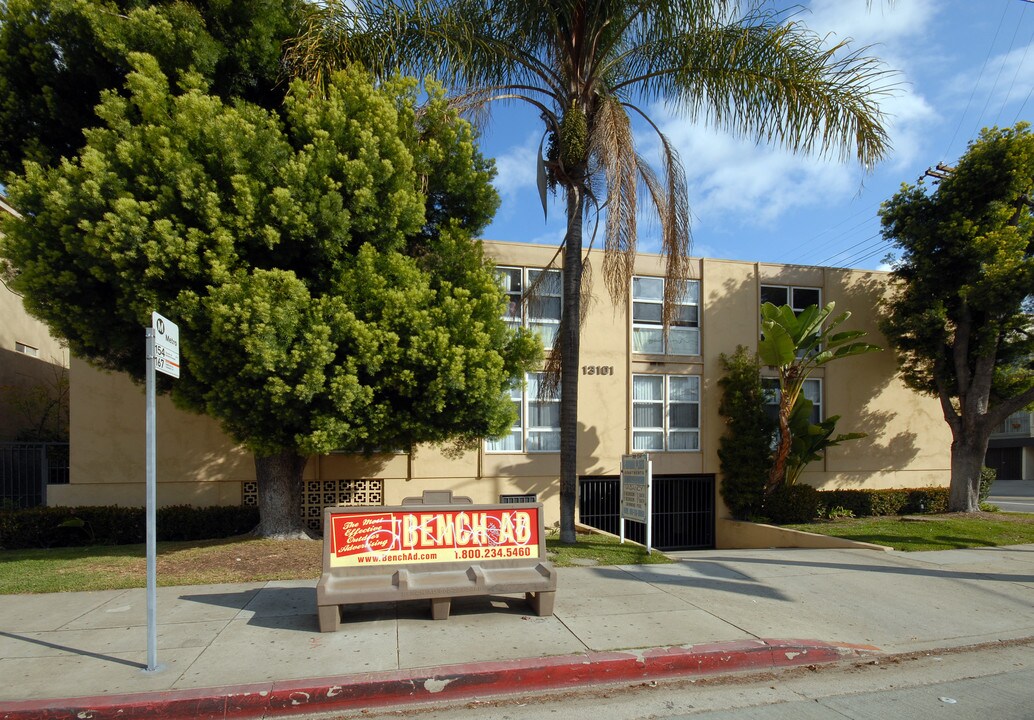 13101 Oxnard St in Van Nuys, CA - Building Photo