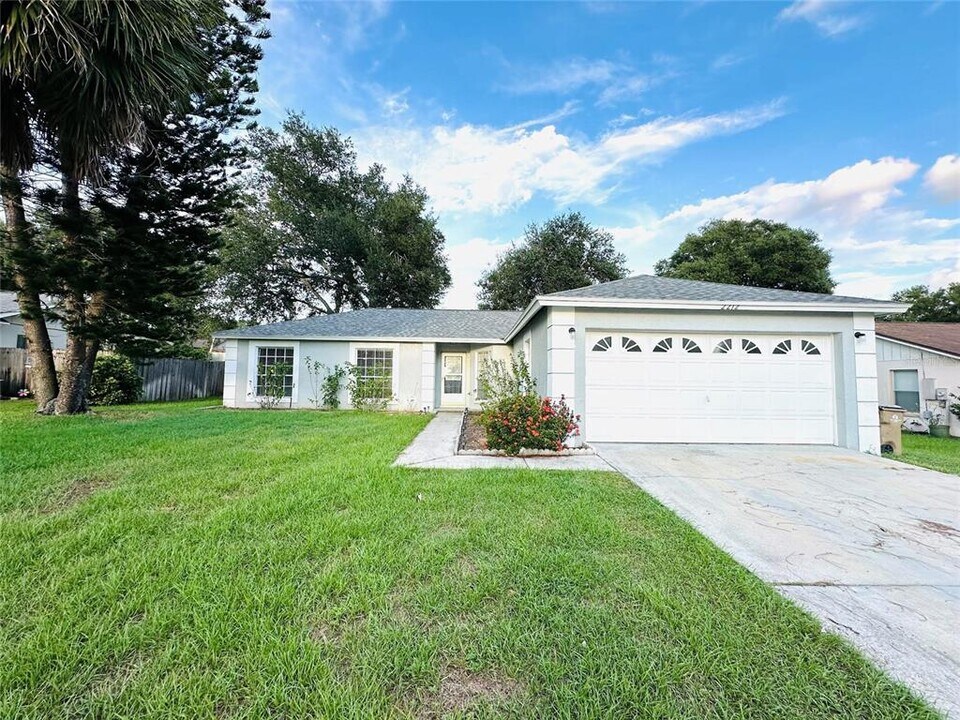 2212 Clementine Trail in Clermont, FL - Foto de edificio