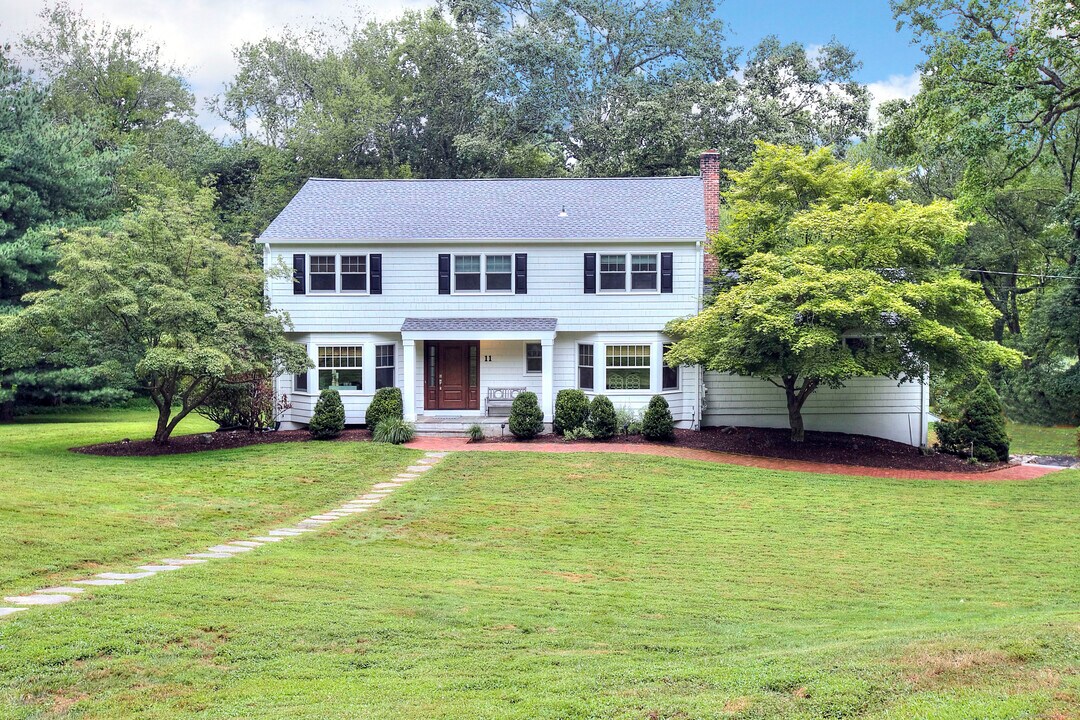 11 Turkey Hill Cir in Westport, CT - Building Photo