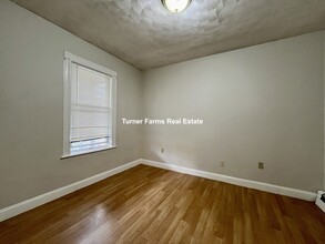 147 E Cottage St, Unit 2 in Boston, MA - Foto de edificio - Building Photo