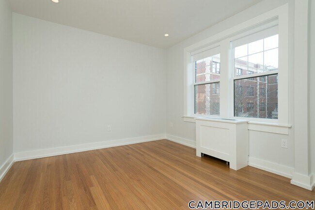 17 Forest St in Cambridge, MA - Foto de edificio - Building Photo