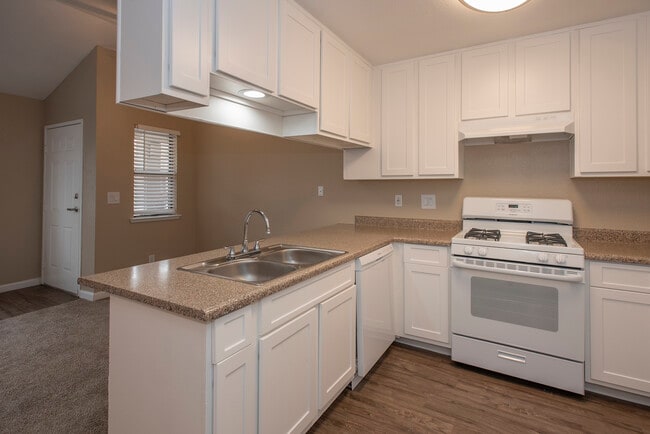 River's Edge Apartments in Lodi, CA - Building Photo - Building Photo