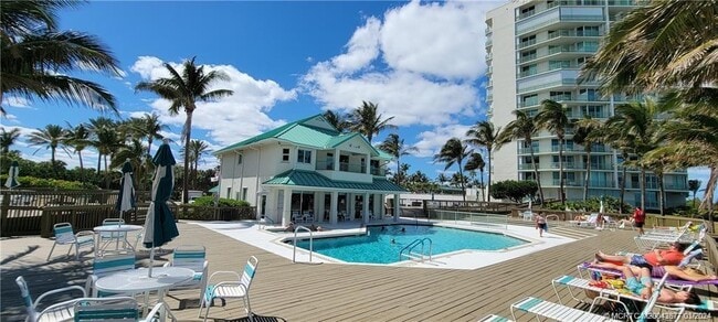 8600 S Ocean Dr in Jensen Beach, FL - Building Photo - Building Photo