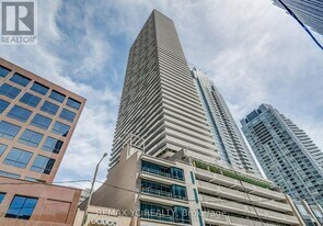 2221 Yonge St in Toronto, ON - Building Photo