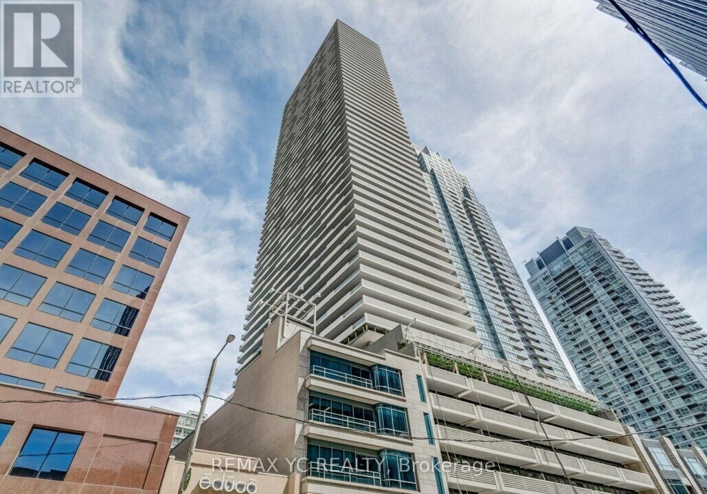 2221 Yonge St in Toronto, ON - Building Photo
