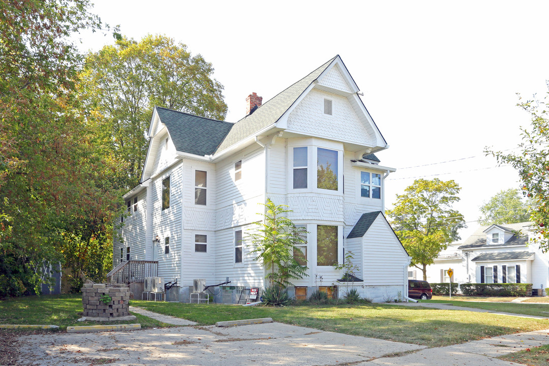 102 S 1st St in Holly, MI - Building Photo