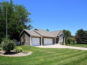 820 Redwood Rd in Grand Island, NE - Foto de edificio - Building Photo