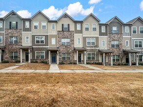 1056 Bayrose Cir in East Point, GA - Building Photo - Building Photo