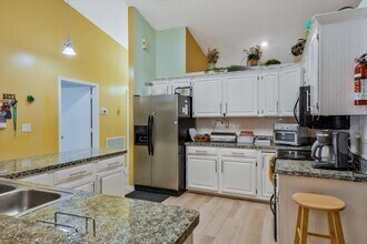 13790 Paddock Dr in Wellington, FL - Building Photo - Building Photo