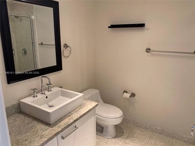 185 SW 7th St, Unit 1606 in Miami, FL - Foto de edificio - Building Photo