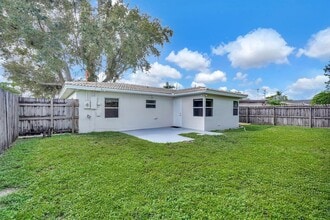 261 NE 45th St in Oakland Park, FL - Foto de edificio - Building Photo