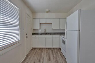 1102 Sunset Point Rd-Unit -4 in Clearwater, FL - Building Photo - Building Photo