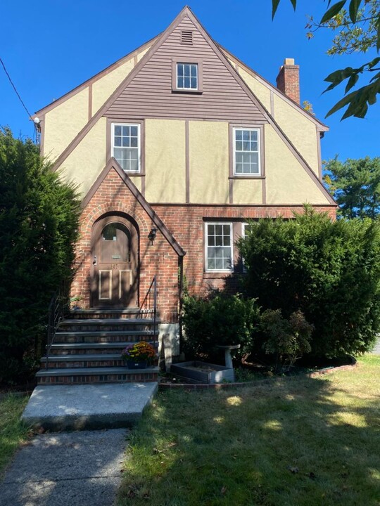 147 Oakdale Rd in Newton, MA - Building Photo