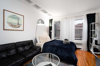 328 E 74th St in New York, NY - Foto de edificio - Building Photo