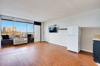 2043 S Atlantic Ave in Daytona Beach Shores, FL - Foto de edificio - Building Photo