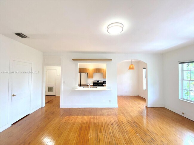700 W 51st St in Miami Beach, FL - Building Photo - Building Photo