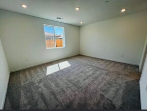 1744 Halo Ave in Manteca, CA - Foto de edificio - Building Photo