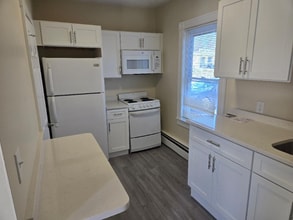 45 Providence St, Unit 2 in West Warwick, RI - Foto de edificio - Building Photo