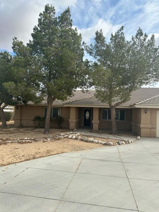 12033 Locust Ln in Apple Valley, CA - Building Photo