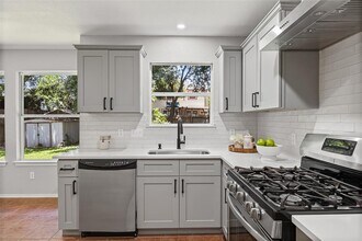 9504 Sanford Dr in Austin, TX - Building Photo - Building Photo